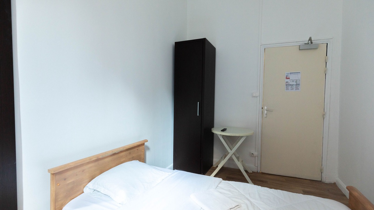 Photo of Bedroom in Lens