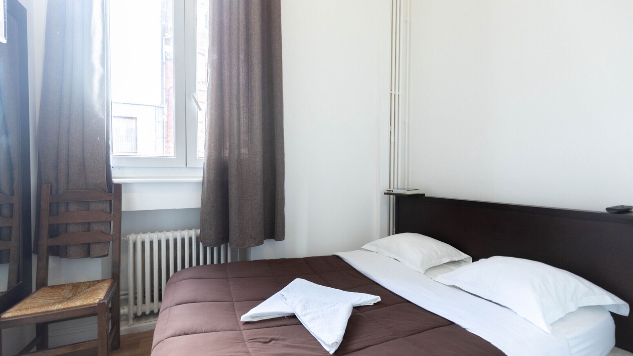 Photo of Bedroom in Lens