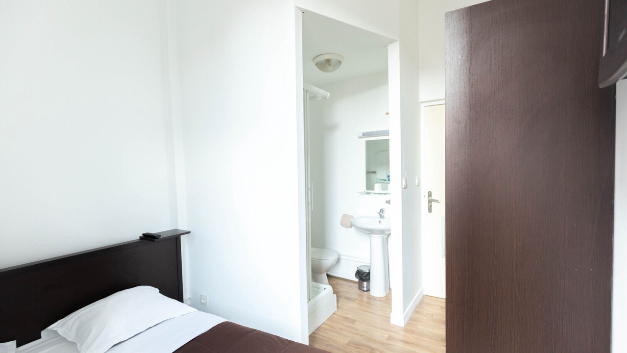 Photo of Bedroom in Lens