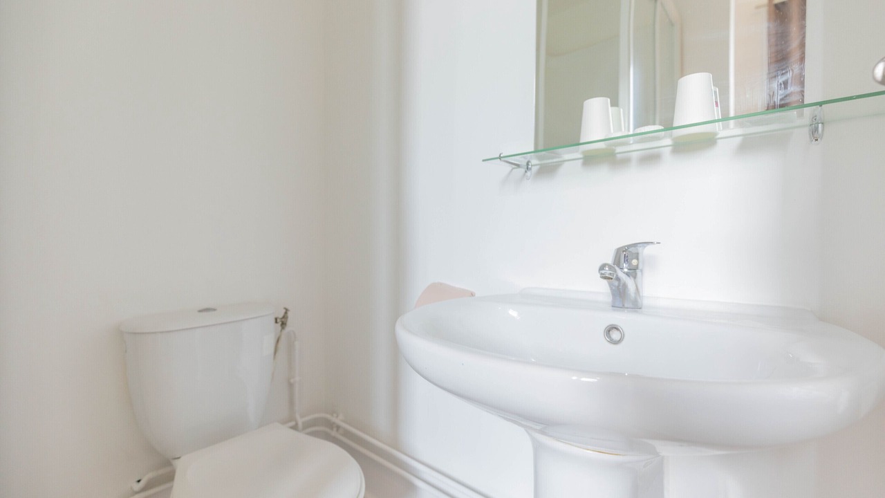 Photo of Bathroom in Lens