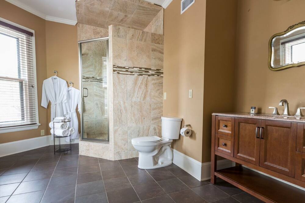 Photo of Bathroom in East Avenue