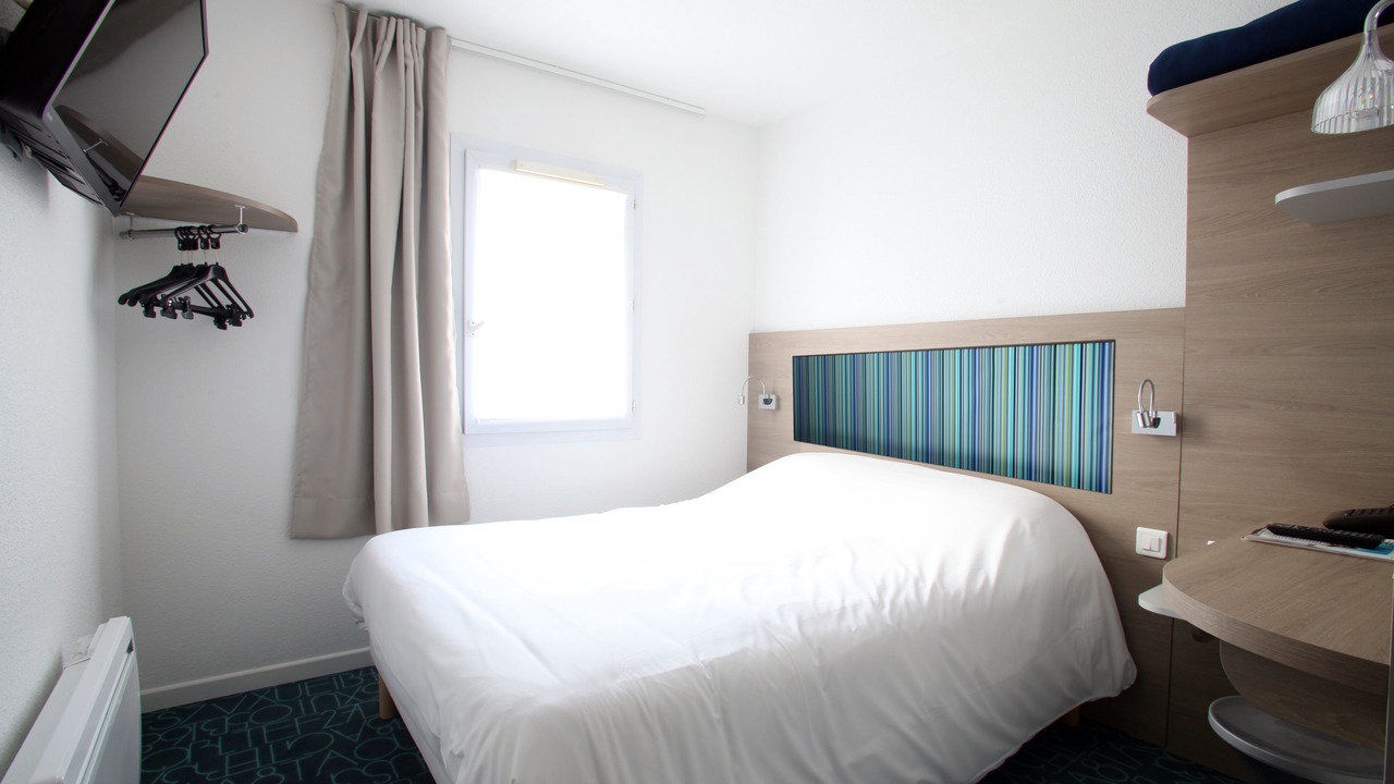 Photo of Bedroom in Poincare - Foch - Anatole France - Croix de Bourgogne