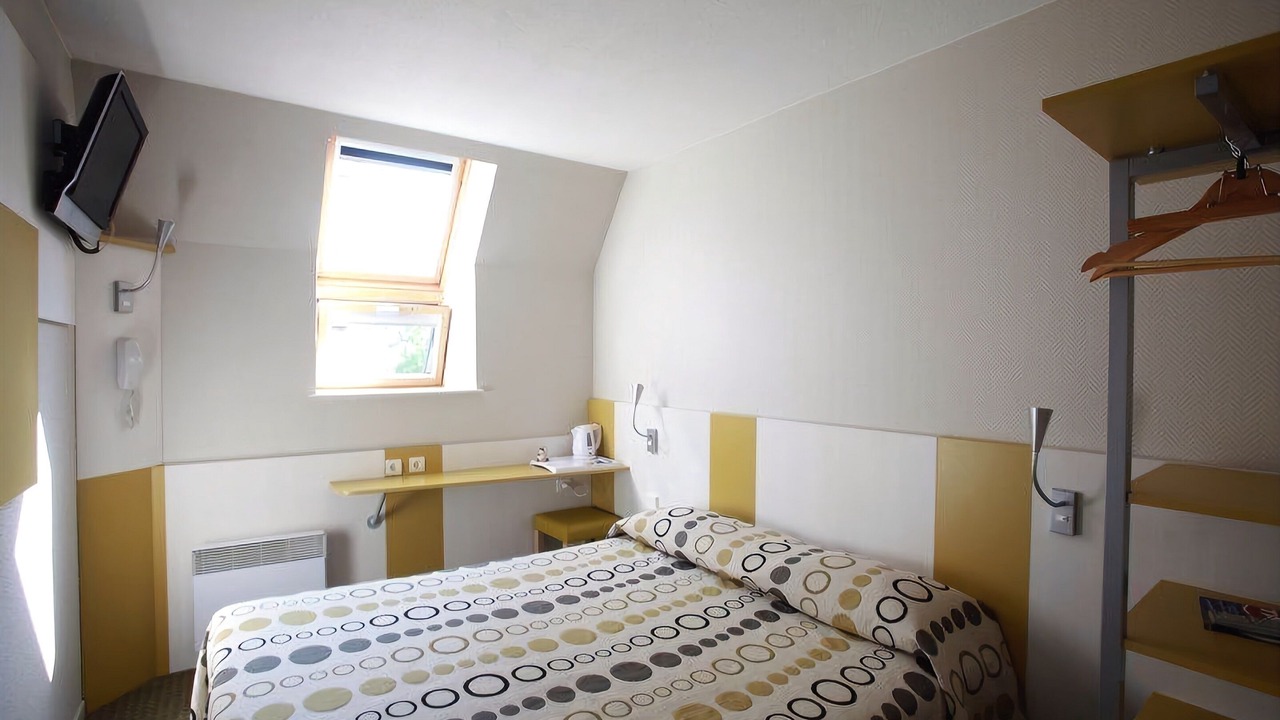 Photo of Bedroom in Poincare - Foch - Anatole France - Croix de Bourgogne