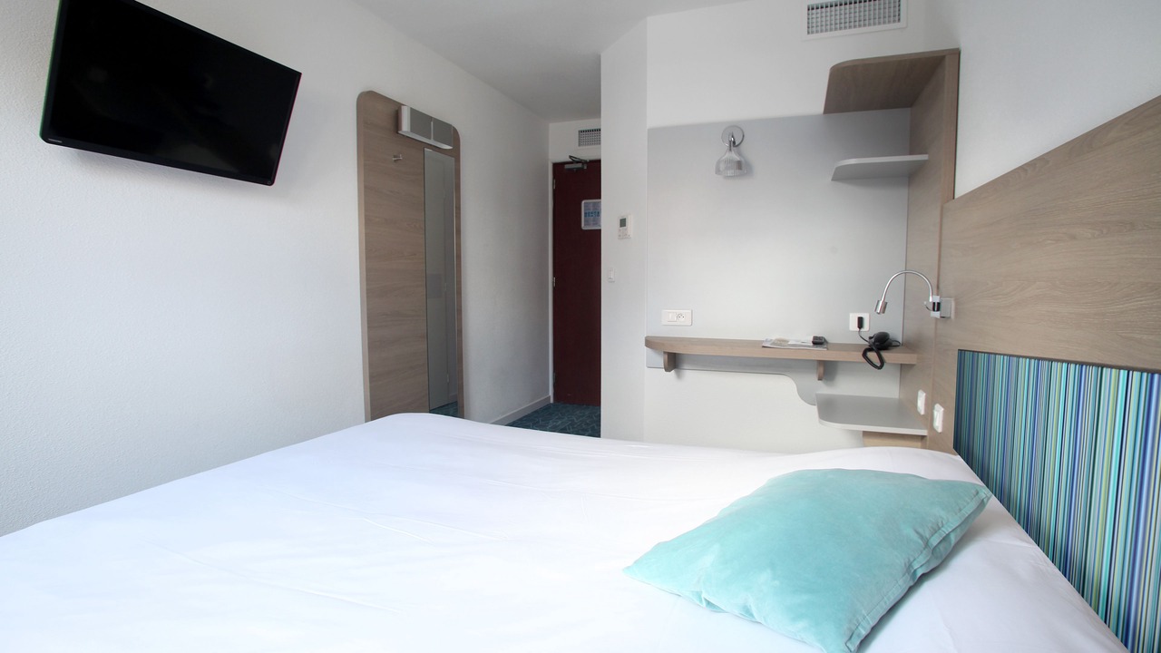 Photo of Bedroom in Poincare - Foch - Anatole France - Croix de Bourgogne