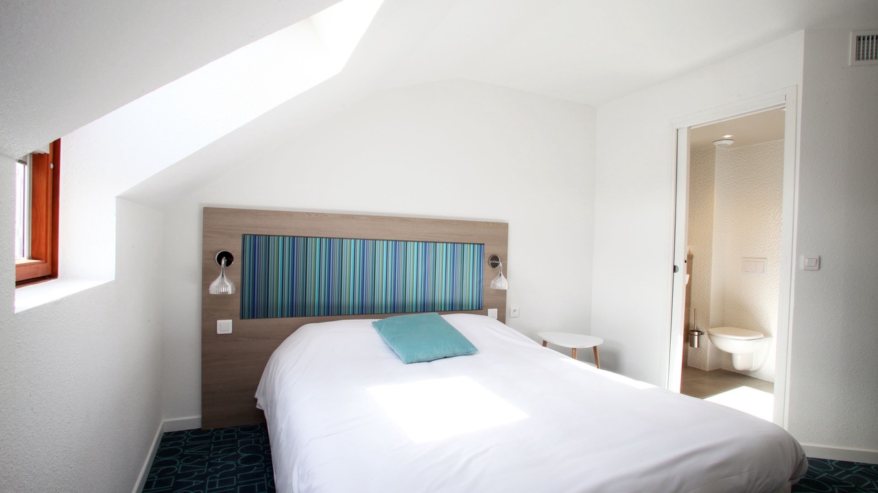 Photo of Bedroom in Poincare - Foch - Anatole France - Croix de Bourgogne