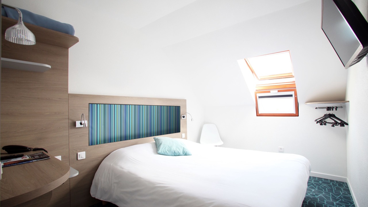 Photo of Bedroom in Poincare - Foch - Anatole France - Croix de Bourgogne