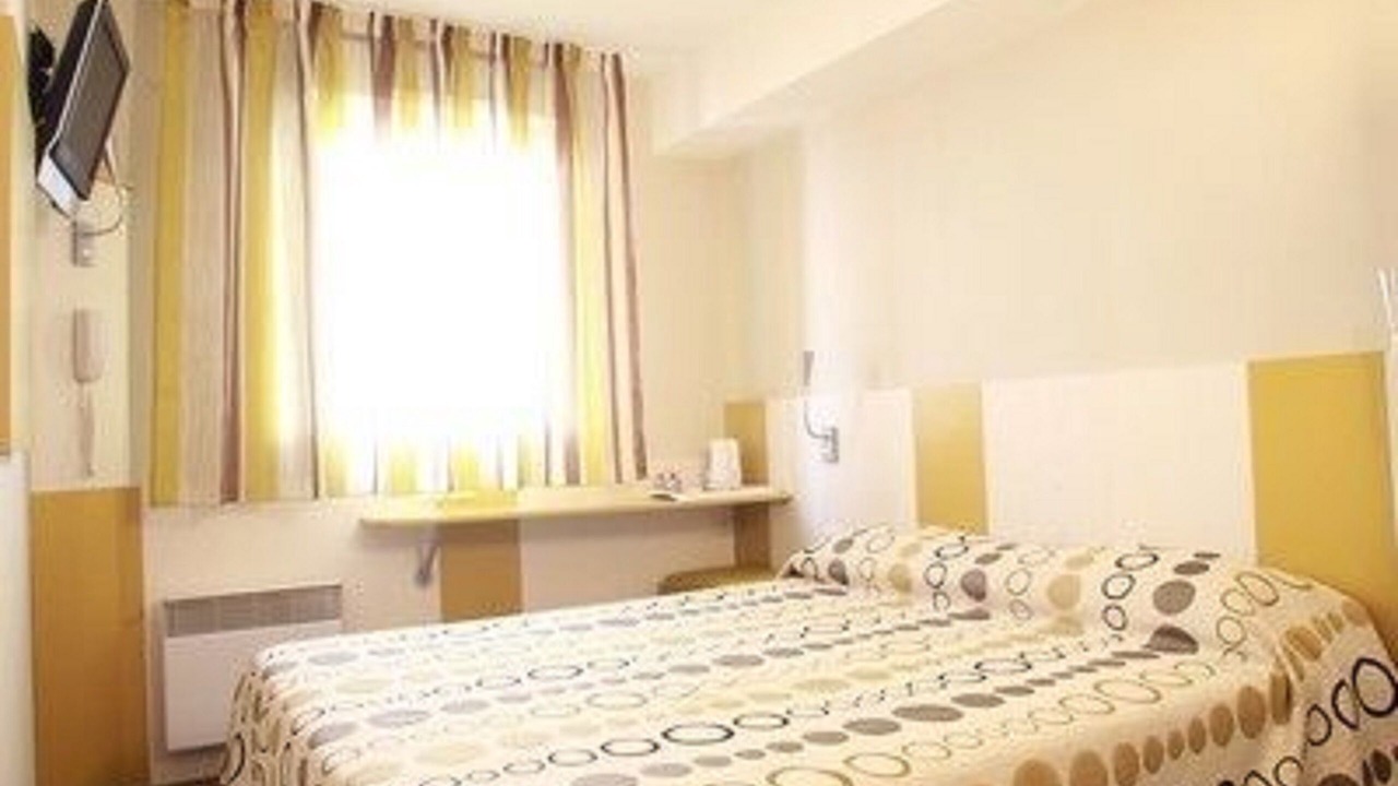 Photo of Bedroom in Poincare - Foch - Anatole France - Croix de Bourgogne