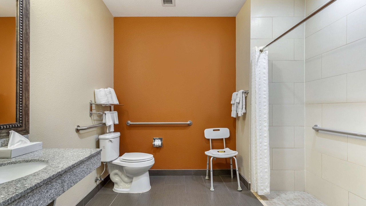 Photo of Bathroom in Luling