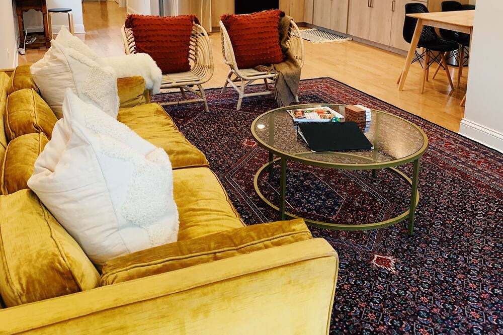 Photo of Livingroom in East Garfield Park