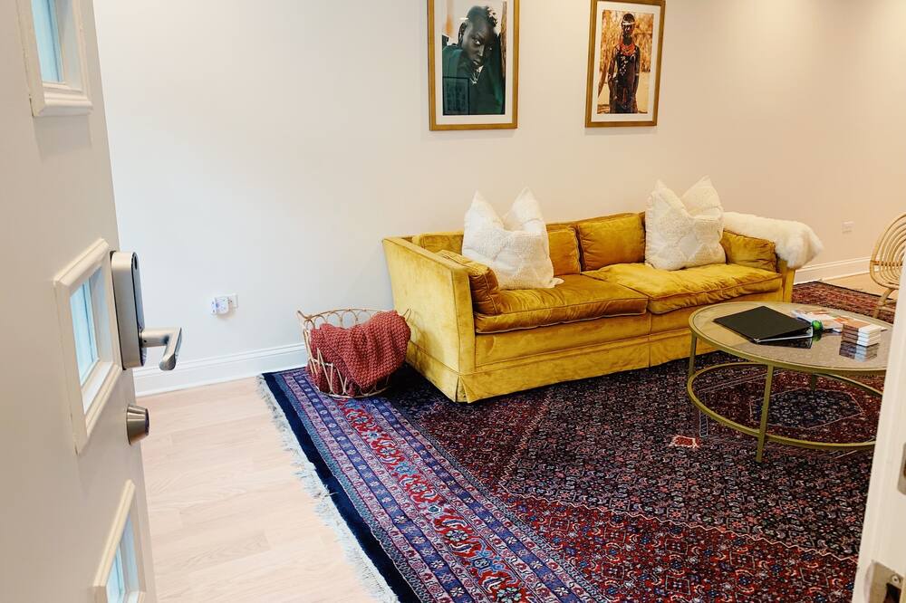 Photo of Livingroom in East Garfield Park