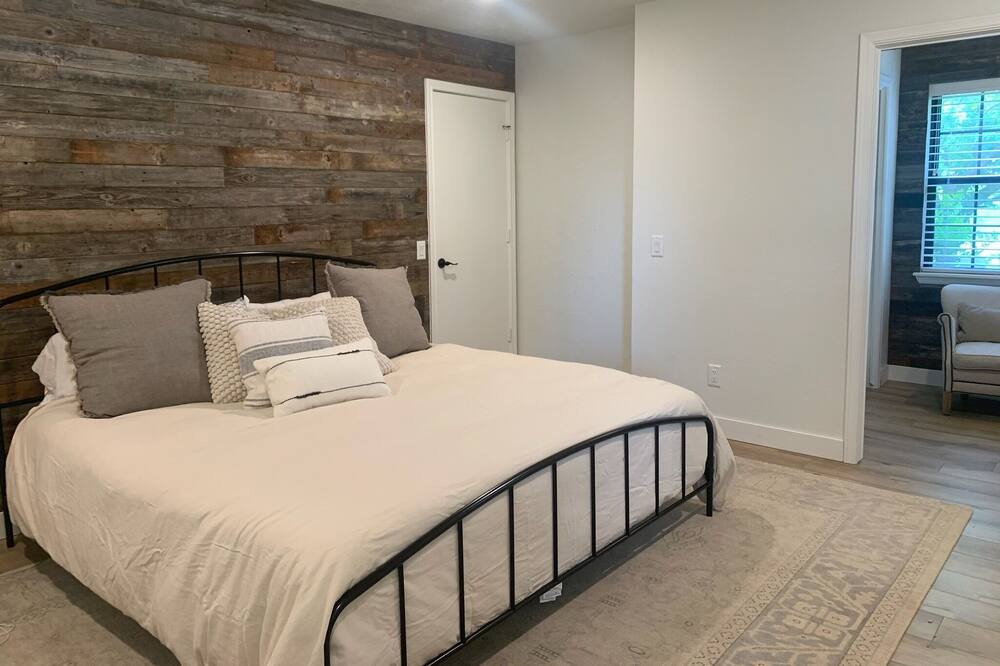 Photo of Bedroom in Sulphur