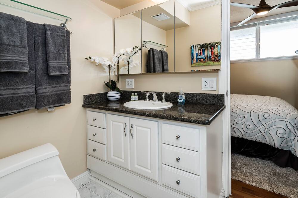 Photo of Bathroom in Downtown Honolulu