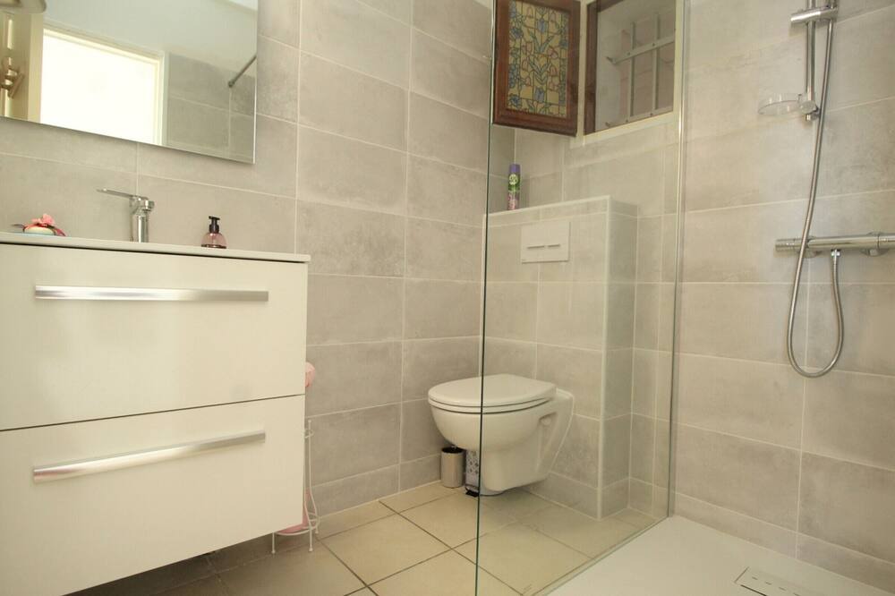 Photo of Bathroom in Port-Vendres