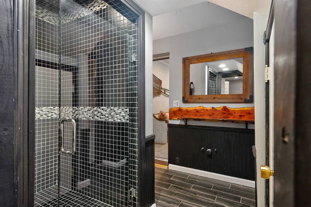 Photo of Bathroom in Eureka Springs Historic District
