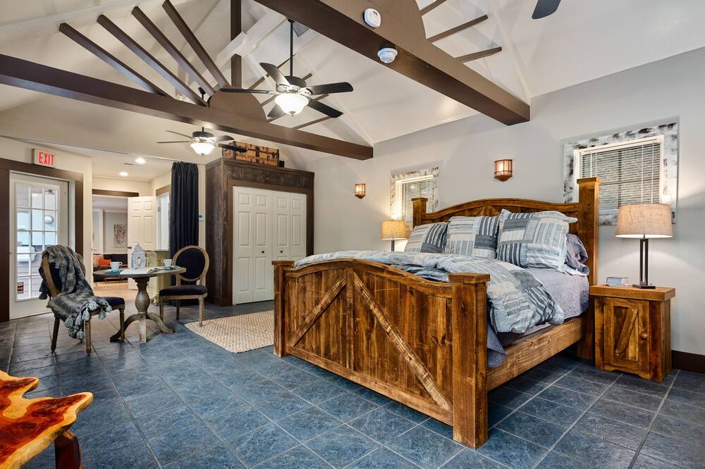 Photo of Bedroom in Eureka Springs Historic District