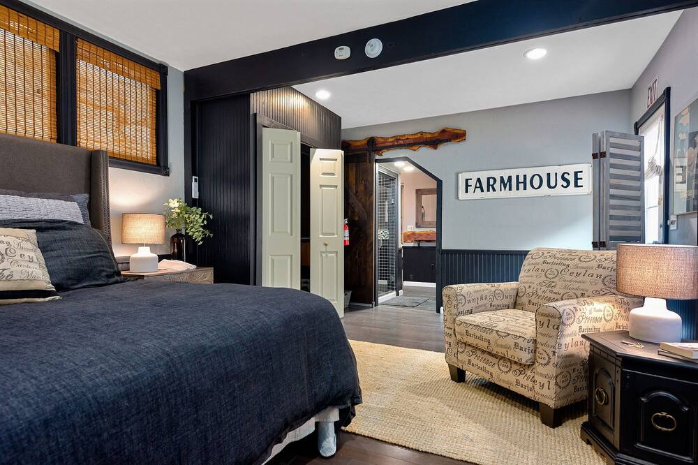 Photo of Bedroom in Eureka Springs Historic District