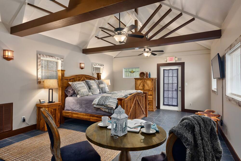 Photo of Bedroom in Eureka Springs Historic District