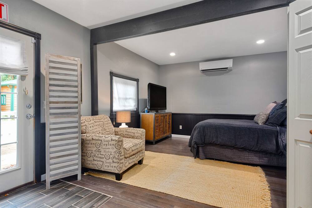 Photo of Bedroom in Eureka Springs Historic District