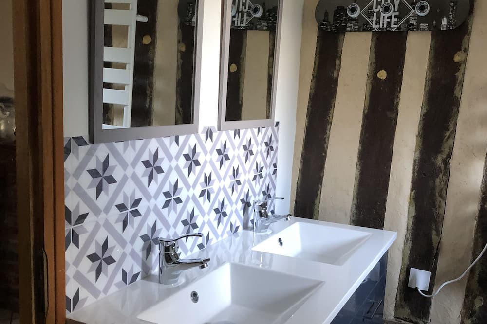 Photo of Bathroom in Genneville