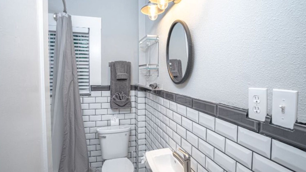Photo of Bathroom in Mahncke Park