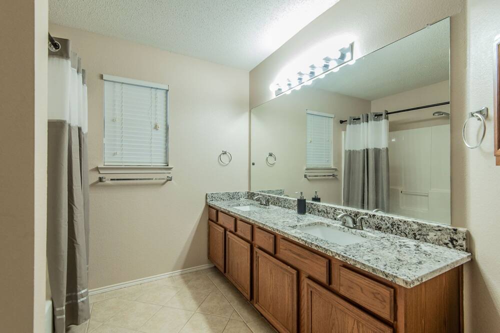 Photo of Bathroom in Elmo