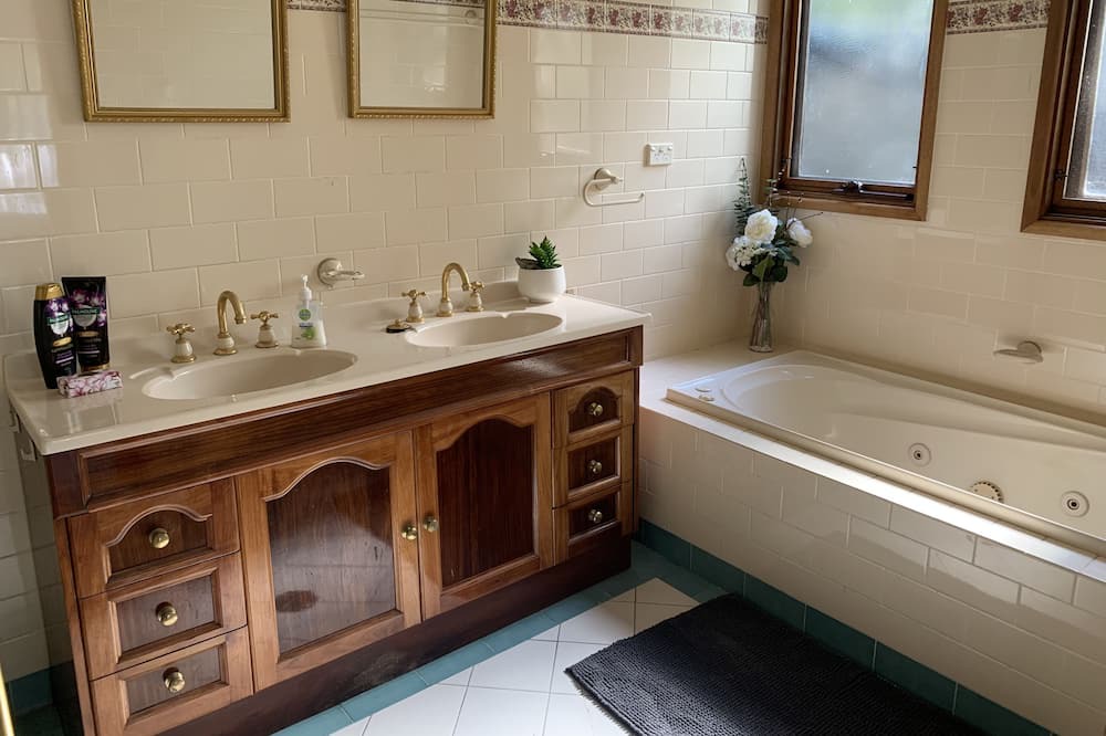 Photo of Bathroom in Lower Macdonald