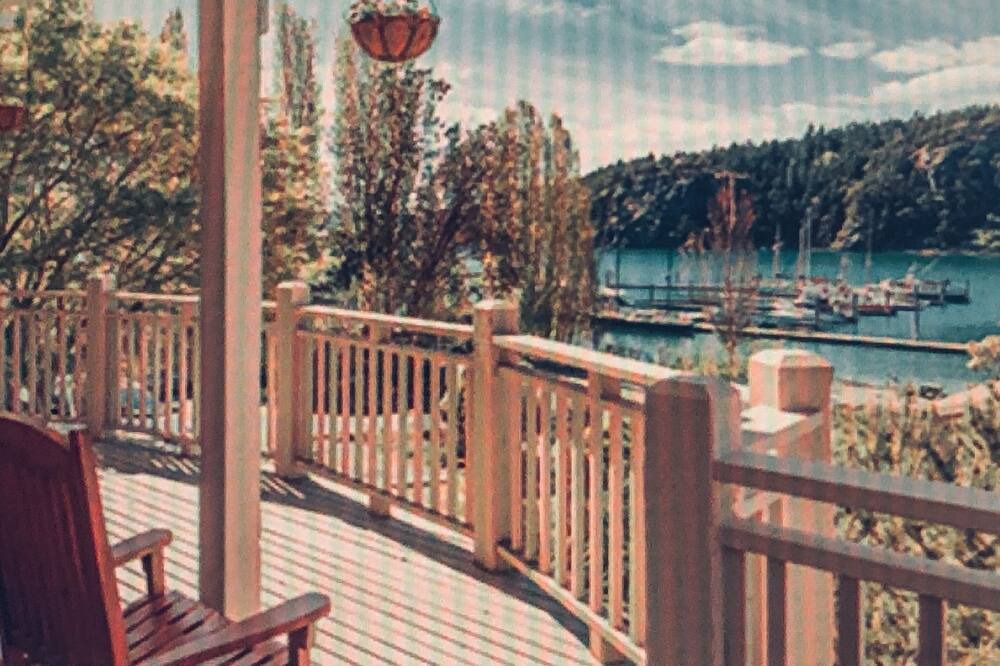 Photo of Patio Balcony in Deer Harbor