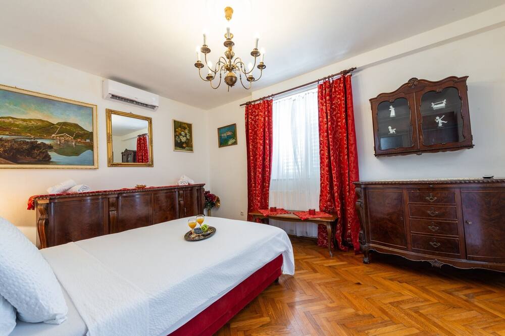 Photo of Bedroom in Pile