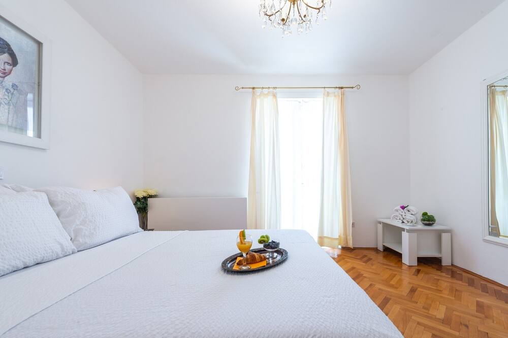 Photo of Bedroom in Pile