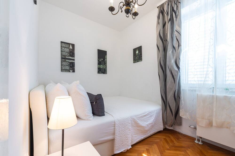 Photo of Bedroom in Pile
