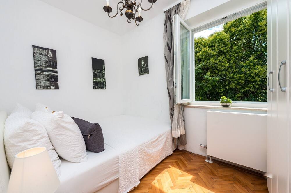 Photo of Bedroom in Pile