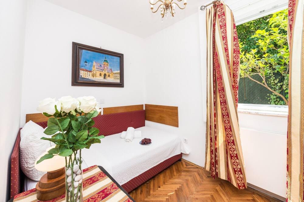 Photo of Bedroom in Pile