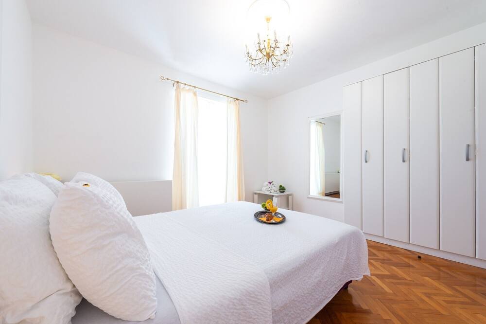 Photo of Bedroom in Pile