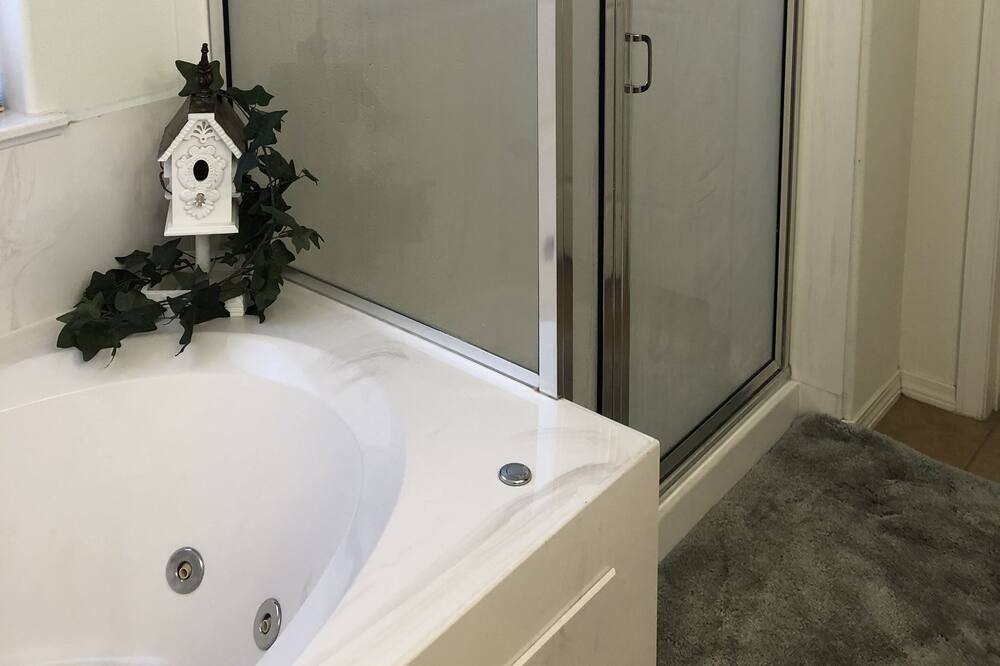 Photo of Bathroom in Los Lunas