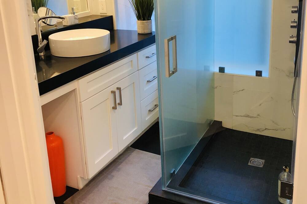 Photo of Bathroom in Beverly Glen