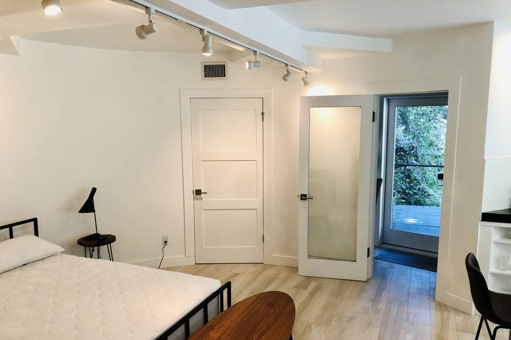 Photo of Bedroom in Beverly Glen