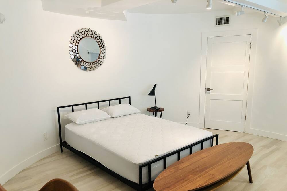Photo of Bedroom in Beverly Glen