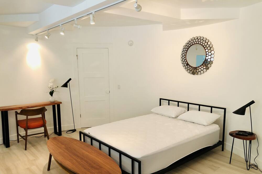 Photo of Bedroom in Beverly Glen