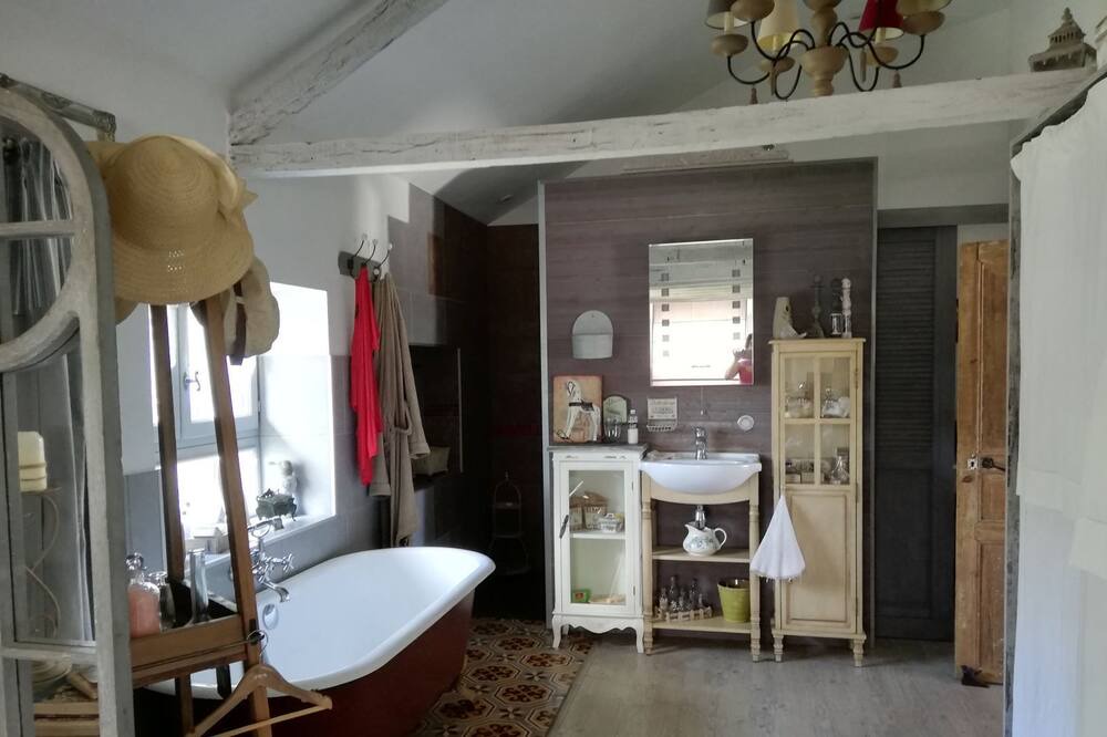 Photo of Bathroom in Theze