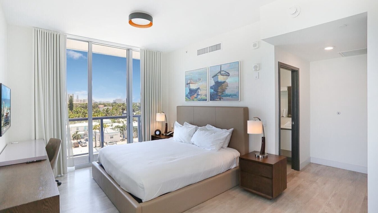 Photo of Others in Hollywood