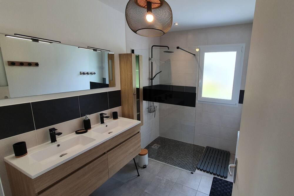 Photo of Bathroom in Saint-Jean-du-Doigt