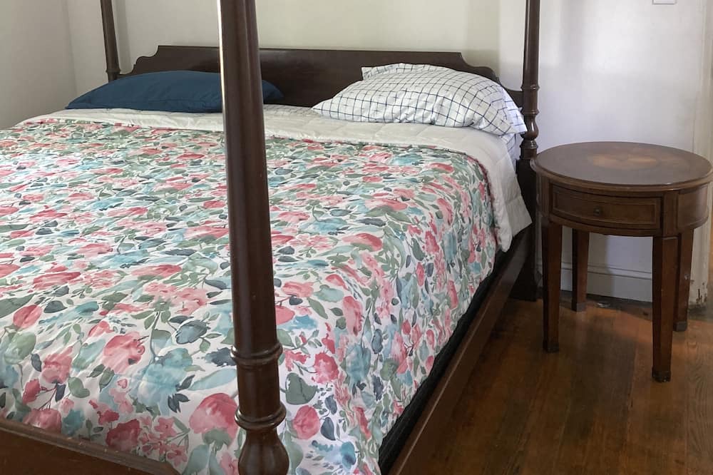 Photo of Bedroom in Boyd Tavern