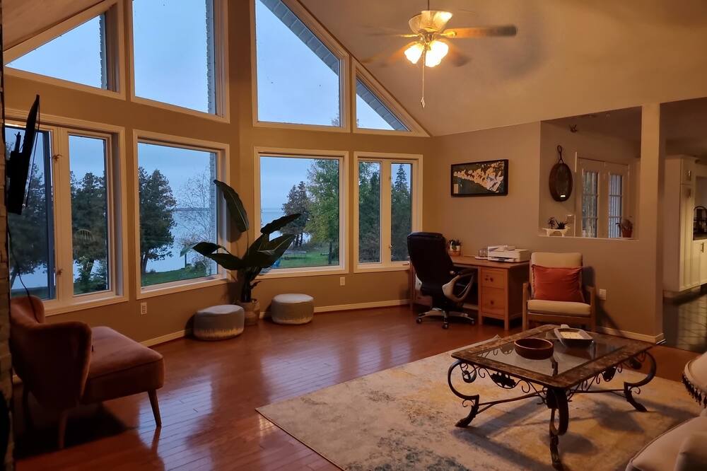 Photo of Livingroom in Little Current