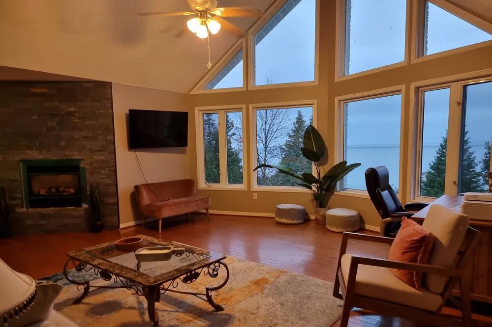 Photo of Livingroom in Little Current