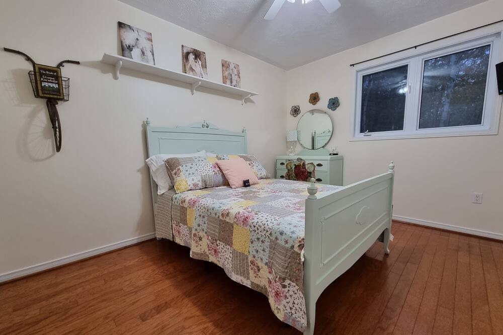 Photo of Bedroom in Little Current