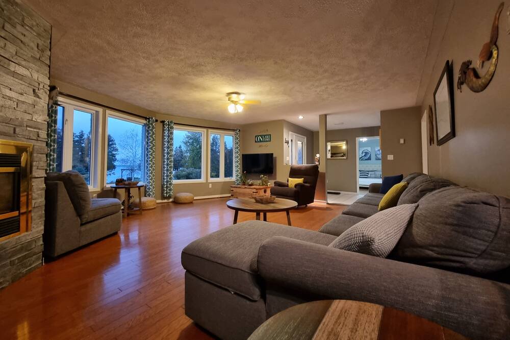 Photo of Livingroom in Little Current