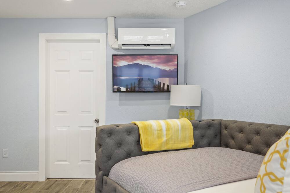 Photo of Livingroom in Wadeview Park