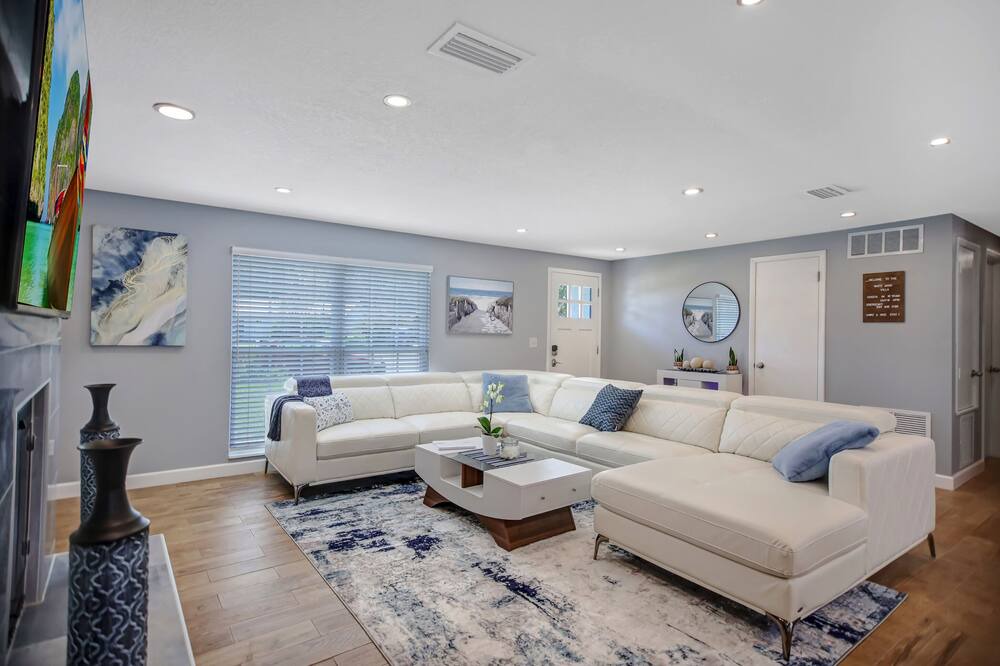 Photo of Livingroom in Neptune Beach