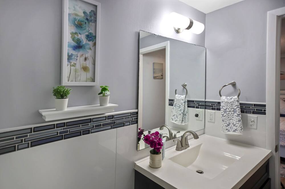 Photo of Bathroom in Neptune Beach