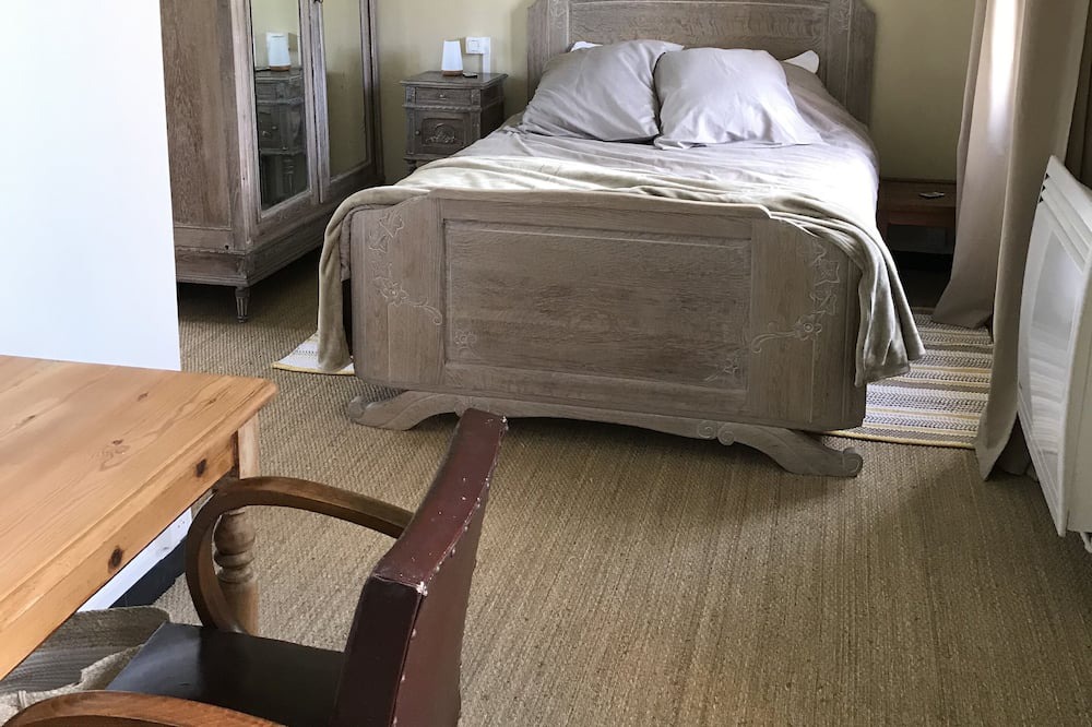 Photo of Bedroom in Estree-Wamin